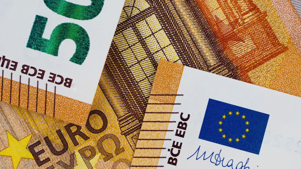 dinero en euros. billetes en stop motion