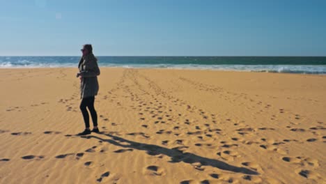 Vista-Estática-De-La-Playa-En-Cámara-Lenta-Con-Una-Mujer-En-El-Lado-Izquierdo