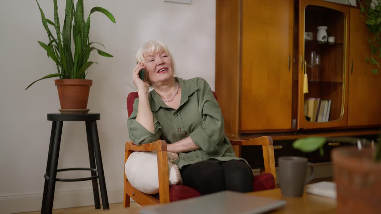 Woman sitting on a chair making a phone call