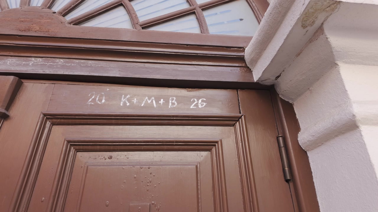 Tradizionale benedizione della casa dell'Epifania sopra un antico portale in legno, Città Vecchia di Riga