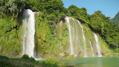 cascada de ban gioc o cascada de detian de cerca a lo largo de la frontera entre vietnam y china