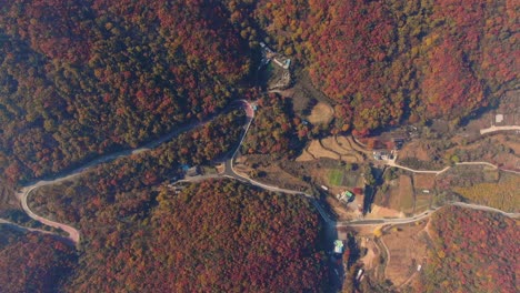 Die-Rot-Gefärbte-Kurvenreiche-Straße-Des-Herbstberges