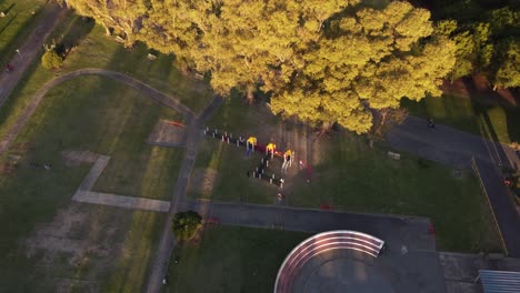 Niños-En-El-Patio-De-Recreo-En-El-Parque-De-La-Ciudad-Durante-La-Puesta-De-Sol