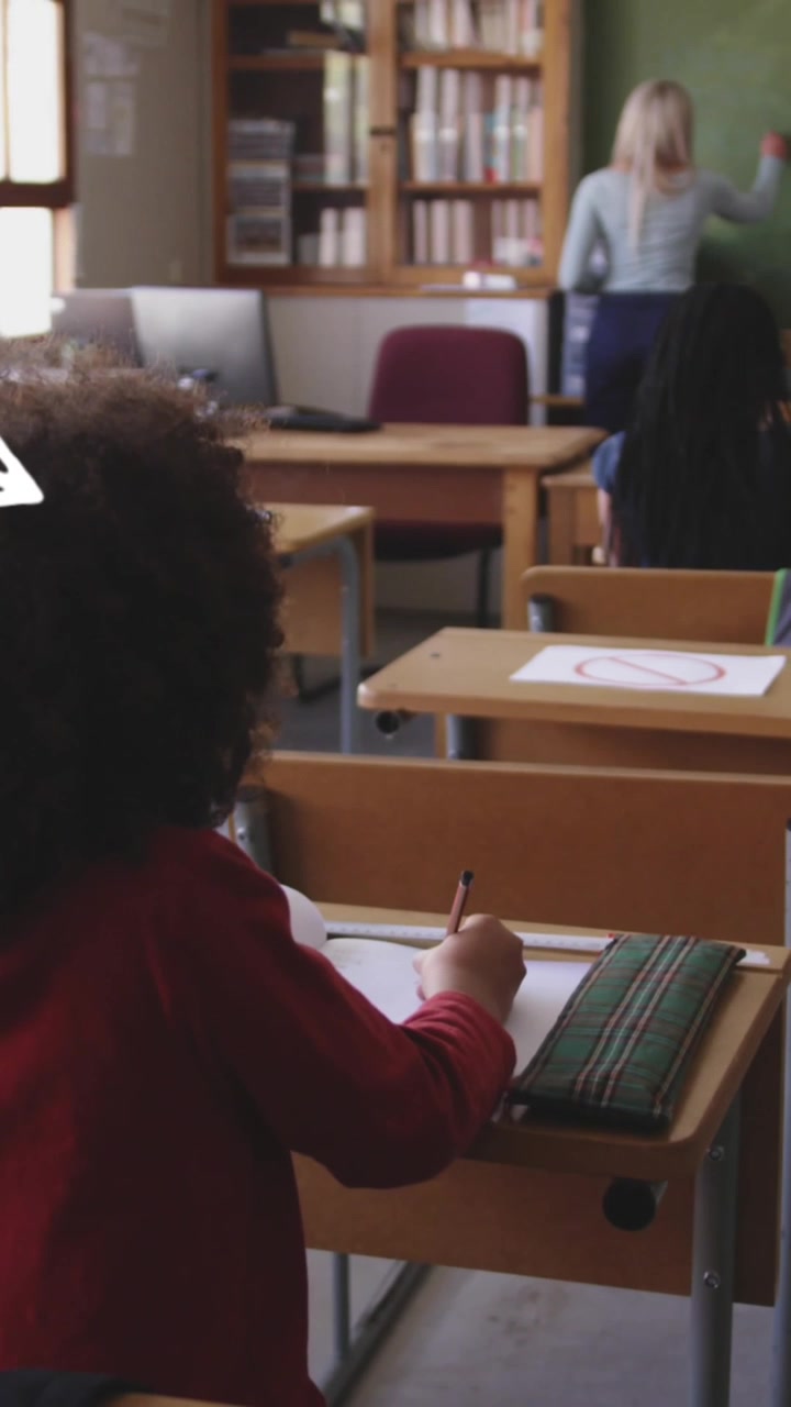 Animazione di icone di materiale scolastico che si muovono su scolari