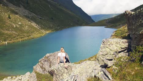 Junge-Frau,-Die-Den-Bergseeblick-In-Den-österreichischen-Alpen-Mit-Erstaunlicher-Bunter-Landschaft-Genießt