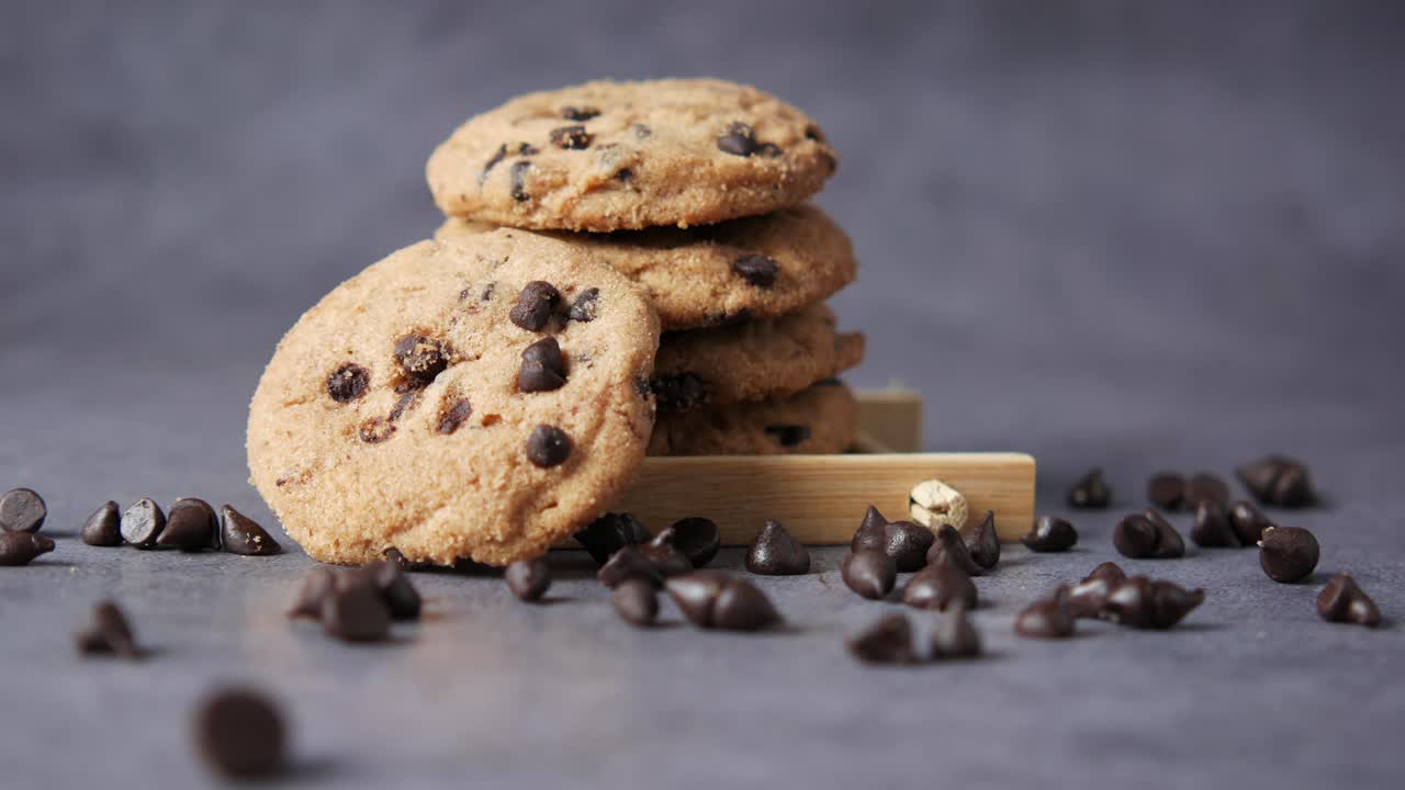 Chocoladekoekjes gestapeld op een houten dienblad
