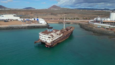 Unglaubliche-Luftaufnahme-Flugpanorama-übersicht-Drohne-Läuft-Auf-Grund-Schiff-Schiffswrack-Auf-Strand-Sandbank-Lanzarote-Kanarische-Inseln,-Sonniger-Tag-Spanien-2023