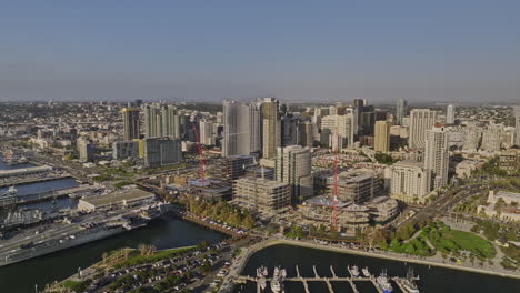 San-Diego-California-Antena-V90-Muelles-De-La-Bahía-Que-Capturan-El-Museo-Marítimo,-El-Puerto-Deportivo-De-Embarcadero-Y-El-Paisaje-Urbano-Del-Centro-De-Condominios-Y-Hoteles-Frente-Al-Mar---Filmado-Con-Cine-Mavic-3---Septiembre-De-2022