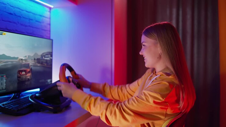 Donna che si diverte a giocare a corse. Donna che gioca a un videogioco di corse, guidando auto sportive virtuali.