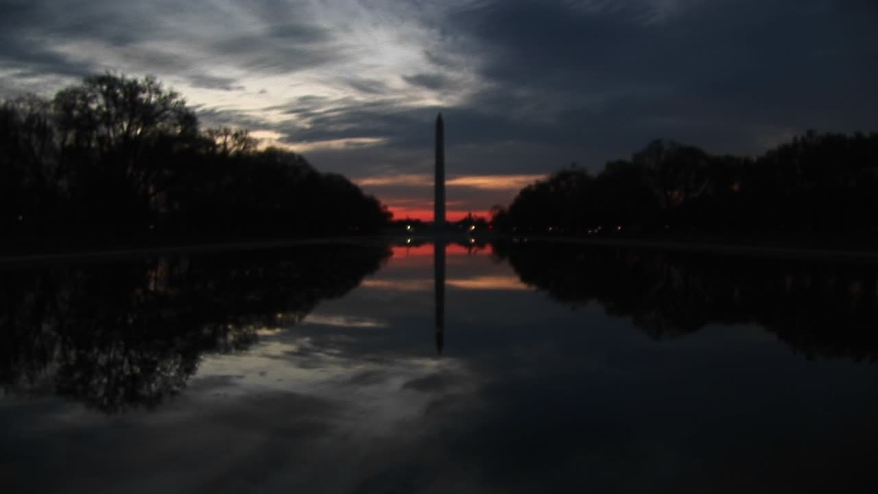en la hora dorada, la naturaleza crea una imagen especular perfecta del monumento a washington y sus alrededores