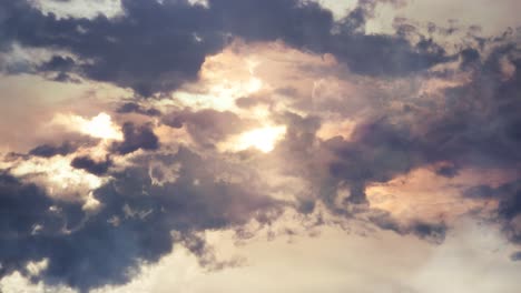 nubes de lapso de tiempo en el cielo durante la puesta de sol