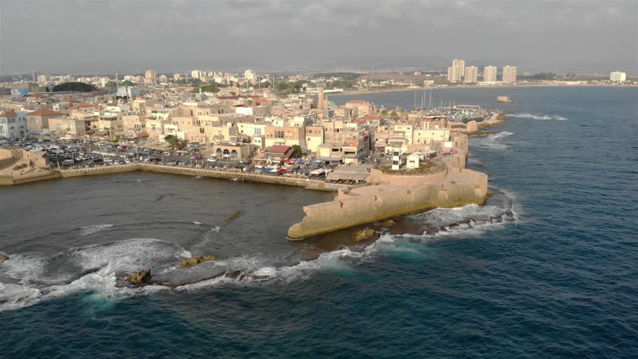아크레의 오래된 도시와 지중해 위에서 촬영된 공중 영상