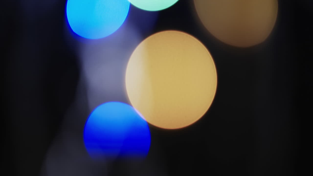 video de puntos de luz bokeh multicolores parpadeantes con espacio para copiar
