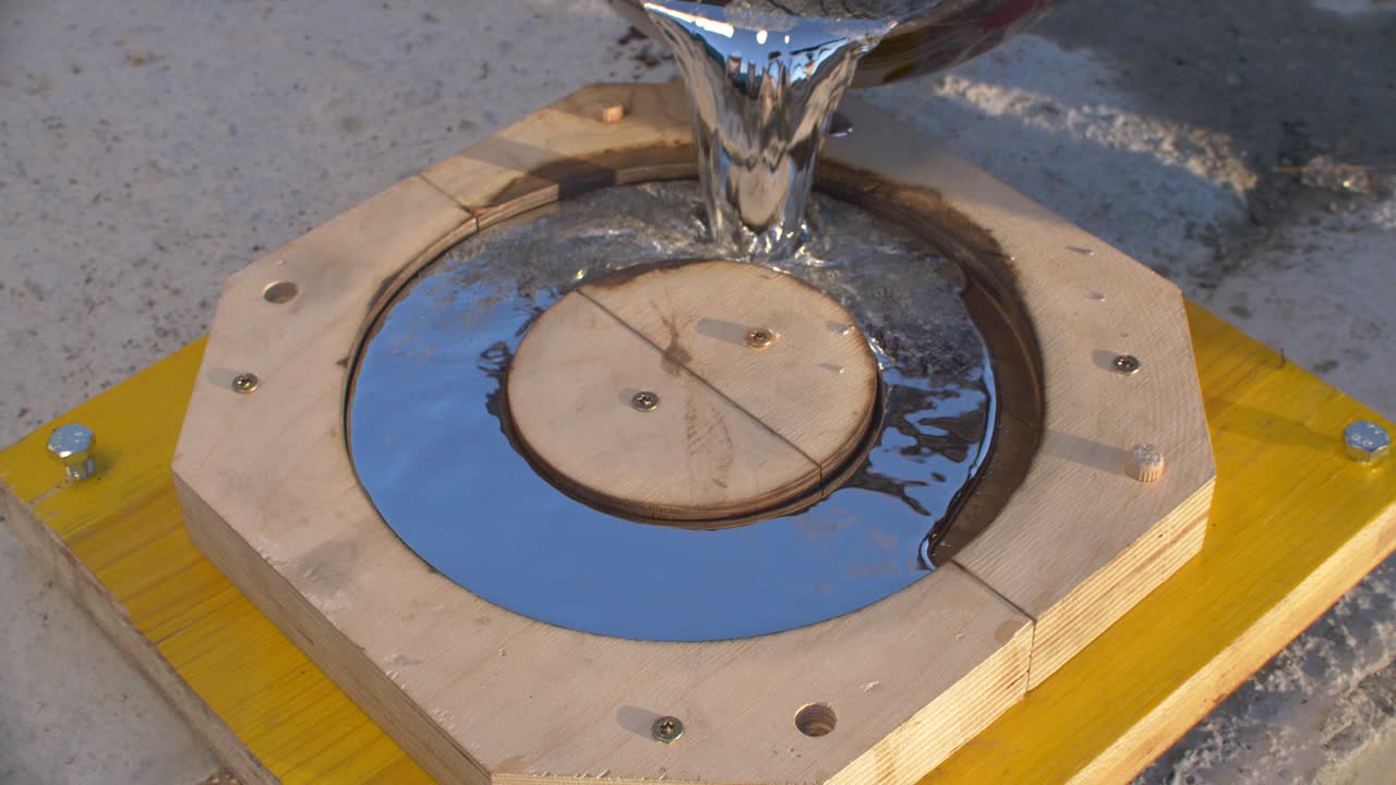 나무 틀에 액체 금속 납을 붓는다