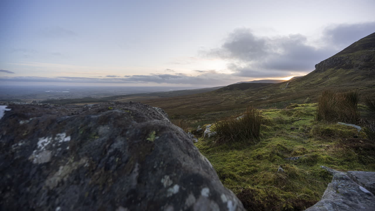 lapso de tiempo de movimiento cinematográfico de un paisaje rural remoto en irlanda durante la noche del atardecer