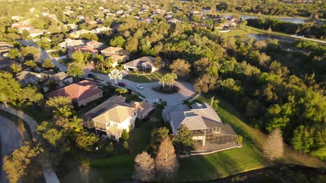 Antena-De-La-Hora-Dorada-En-El-Rancho-De-Lakewood,-Florida-Por-Dron