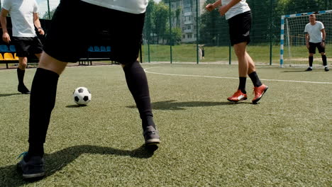 화창한 아침에 길거리 축구 경기장에서 노는 남자 축구 선수들 1