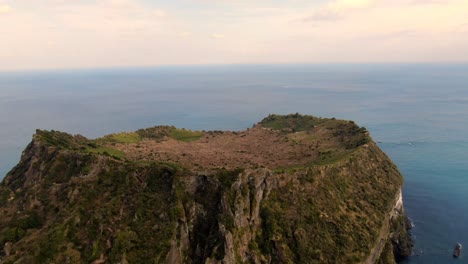 vista panorámica de seongsan ilchulbong drone en 4k