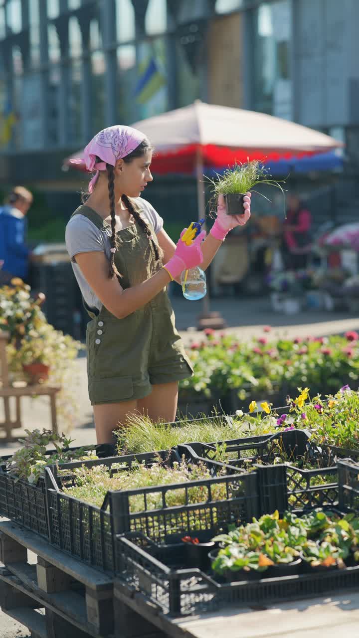 joven comprando plantas en un centro de jardinería