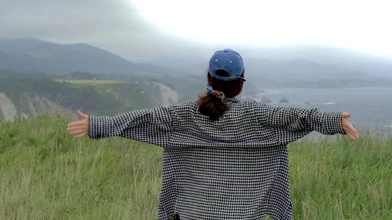 молодая женщина чувствует свободу у океана