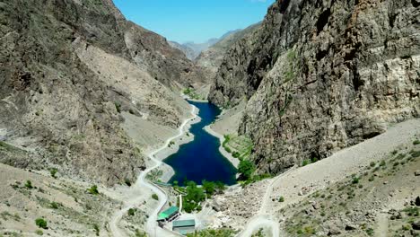 Hermoso-Lago-Disparado-Por-Drones-En-El-Valle-De-La-Montaña-En-La-Naturaleza-De-Tayikistán