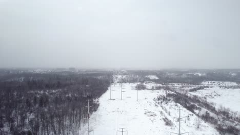 Elektrische-Stromleitungen-Hydro-Korridor-In-Düsteren-Winterwald-Verschneite-Landschaft-Luft-überfliegen