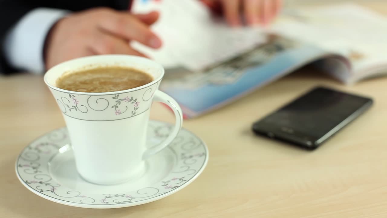 hombre de negocios bebiendo café en la oficina 1