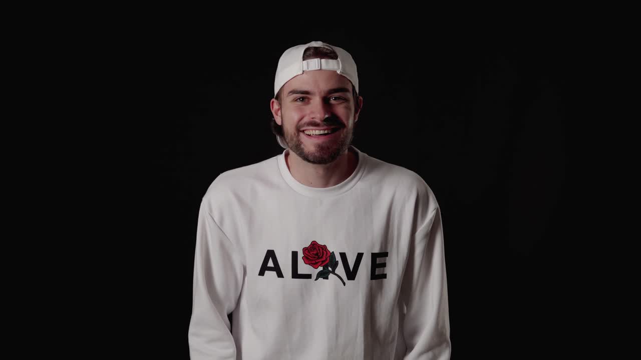 hombre de moda de los años 20 emocionado, alegre y feliz gesto, amplio, fondo negro