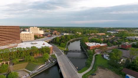 Una-Toma-Aérea-De-Un-Dron-Captura-Imágenes-Del-Río-Pedernal-Cerca-Del-Centro-De-Pedernal,-Michigan