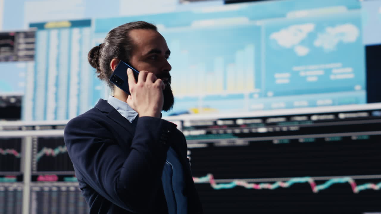 Imprenditore che risponde al telefono per condividere informazioni sulle metriche KPI