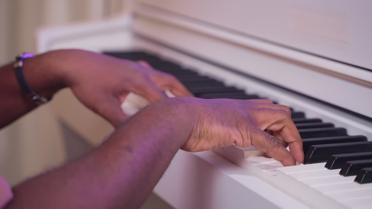 persona tocando el piano