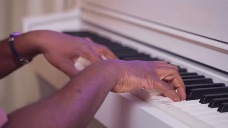 persona que toca el piano