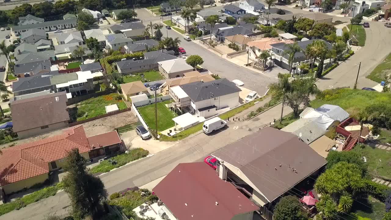 asentamiento de pequeñas casas suburbanas en la montaña en la costa
