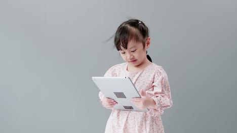 디지털 태블릿 드로잉 비디오에서 보고 주의를 기울이는 어린이