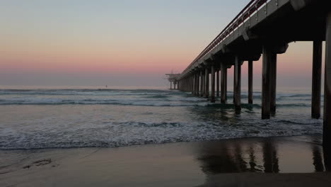 Ellen-Browning-Scripps-Memorial-Pier---Surfistas-Surfeando-En-Scripps-Beach,-La-Jolla,-California,-Ee.uu.-Al-Amanecer