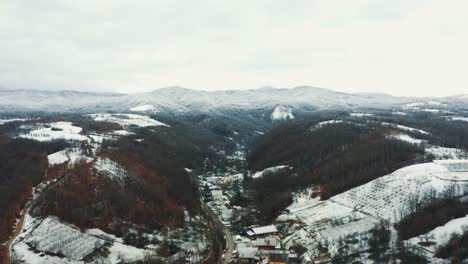 Luftaufnahme-Des-Verschneiten-Dorfes-Im-Tal,-Drohne-4k