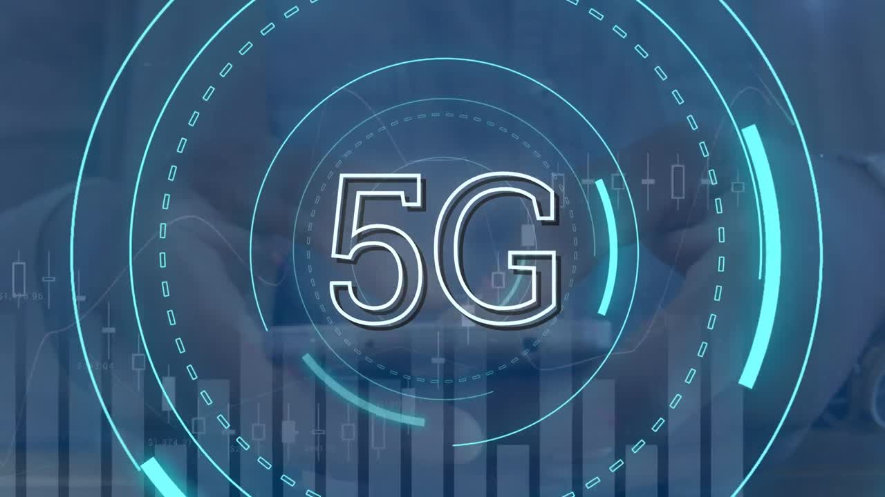 animazione di 5g in cerchi su diversi grafici e mani di una donna caucasica che utilizza uno smartphone