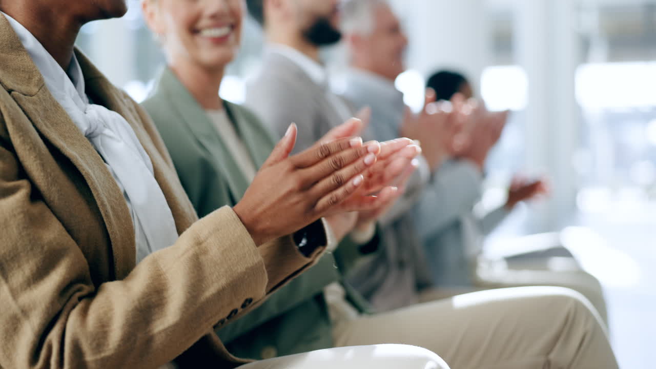 손, 관객의 박수, 그리고 사업가들