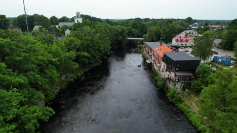 Flug-über-Den-Fluss-Morrumsan,-Ein-Lachsfanggebiet-In-Morrum,-Blekinge,-Schweden