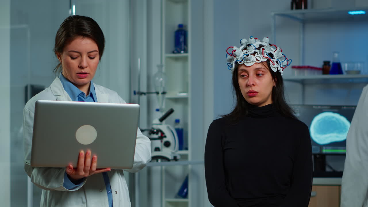 médico experto en neurociencia desarrollando un experimento cerebral