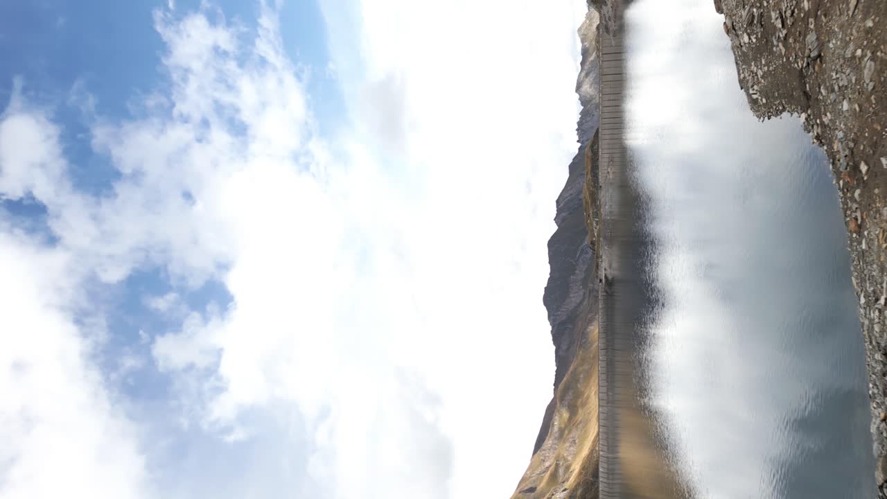 inclinación aérea hacia abajo con vista hacia atrás sobre el lago naret