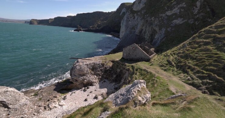 Vecchia casa di pescatori con scala arrugginita presso il Castello di Kinbane nell'Irlanda del Nord.