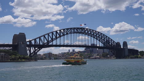 Transbordador-Navegando-En-El-Puerto-Jackson-Hasta-El-Puente-Del-Puerto-De-Sydney-Durante-El-Día-En-Nsw,-Australia