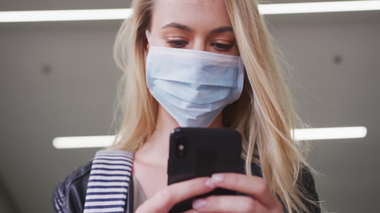 mujer caucásica con una máscara de coronavirus covid19