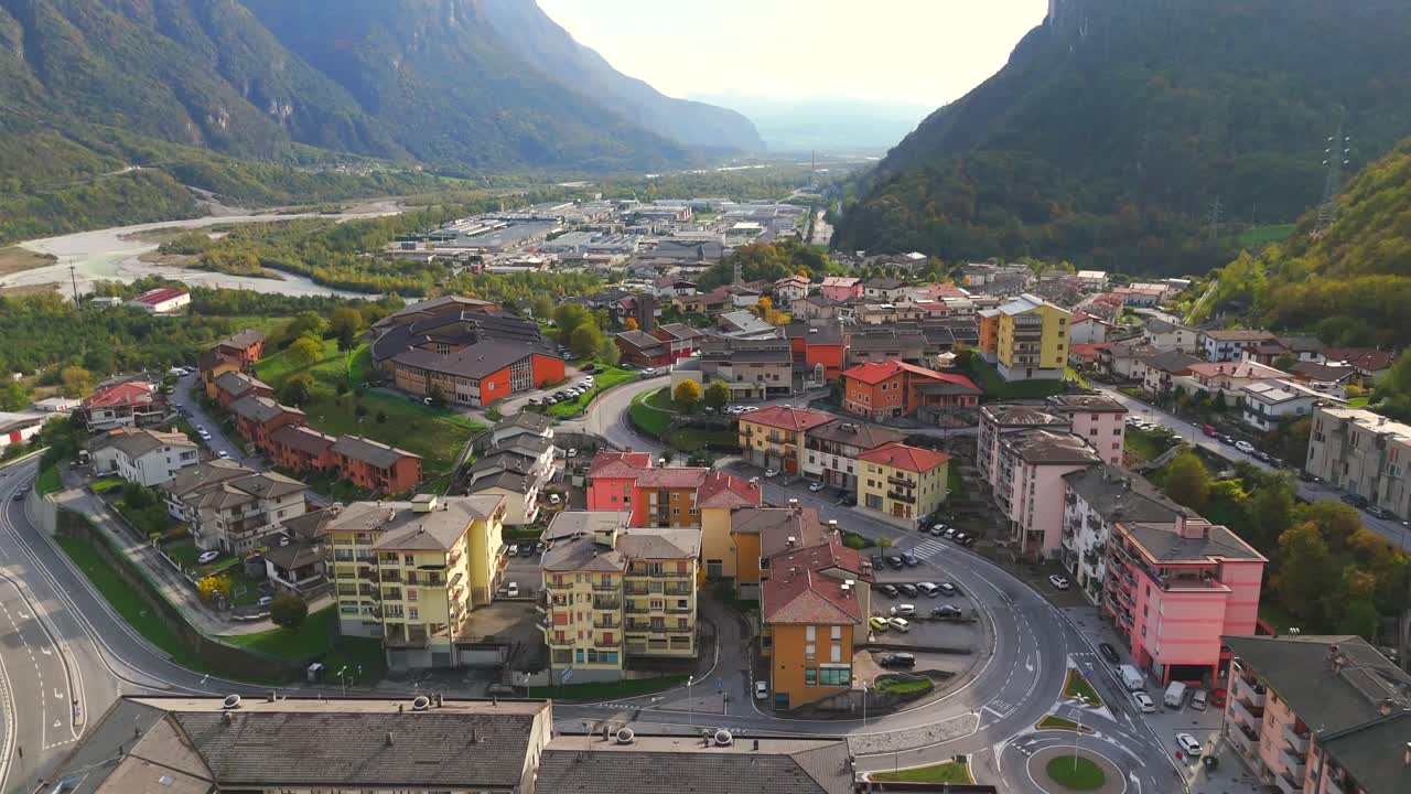 Veduta aerea di una città pittoresca annidata in una valle di montagna