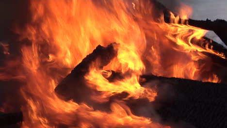 llama de fuego ardiente con humo