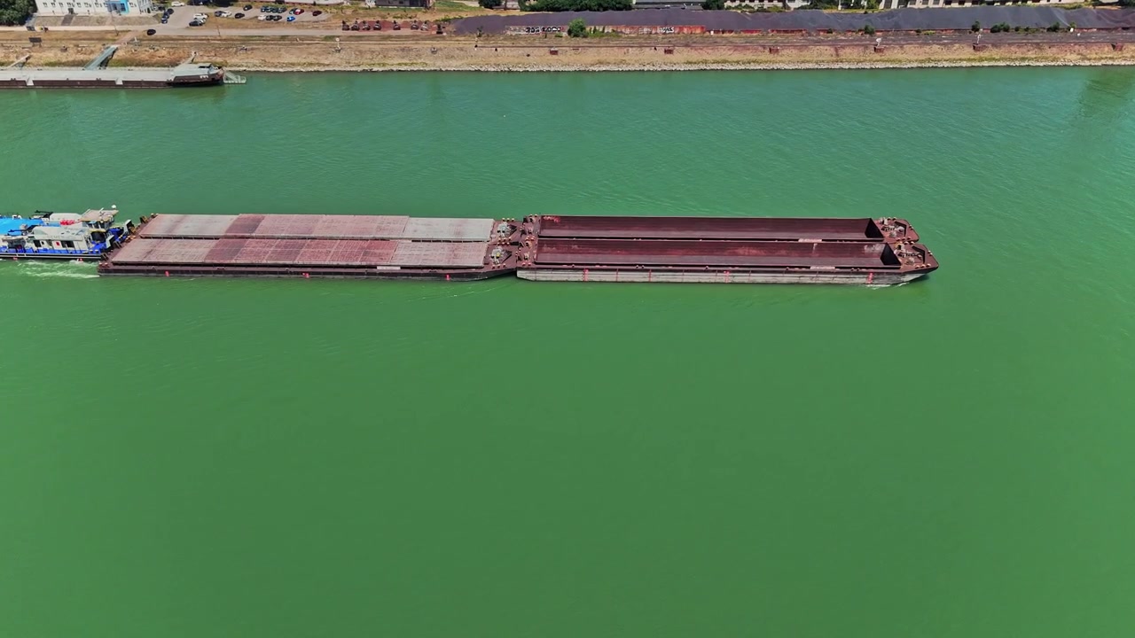 Nave mercantile naviga lungo il fiume Danubio a Bratislava, Slovacchia