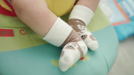 Babyfüße-In-Socken.-Nahaufnahme-Eines-Kleinen-Fußes-In-Lustigen-Socken.-Süße-Fußsocken