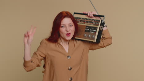 mujer usando reproductor de grabación de cinta retro para escuchar música, baile de disco de su canción favorita, divirtiéndose