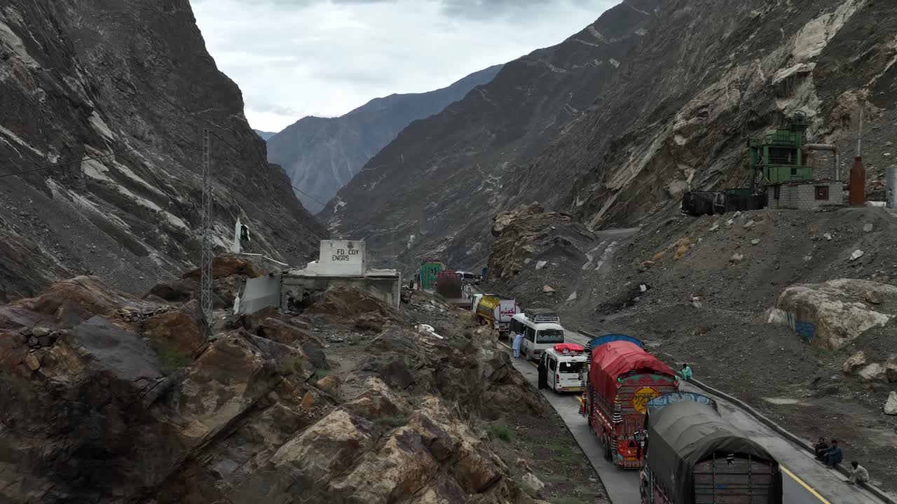 기단 위 로 드론 항공 촬영 트래픽의 무거운 차량은 땅 슬라이드 adjesent 아래 호수로 인해 보류